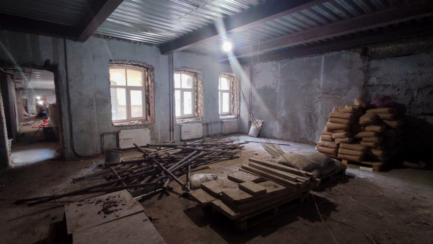 Помещение с реставрационными материалами и металлическими перекрытиями