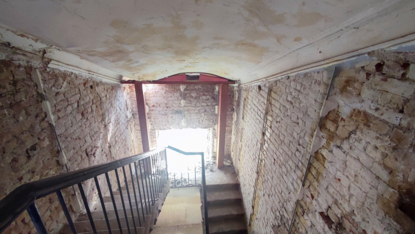 Кирпичная лестничная клетка старого здания в процессе реставрации