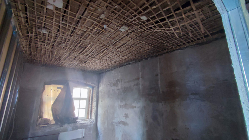 Потолок с дранкой и старым окном в процессе ремонта