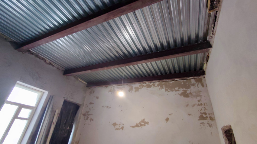 Потолочные балки и профнастил в процессе реконструкции