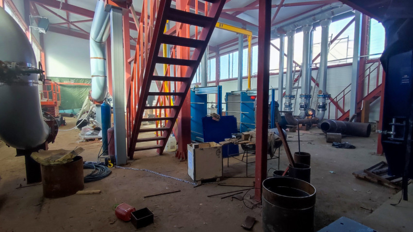 Производственное помещение с трубопроводами и металлоконструкциями