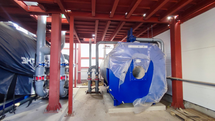 Установленные промышленные котлы с трубопроводами