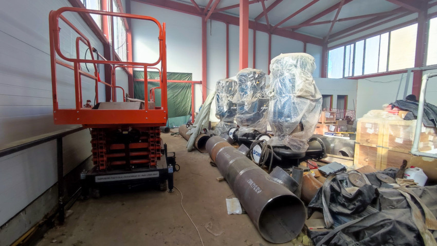 Цех с промышленным оборудованием и трубными заготовками