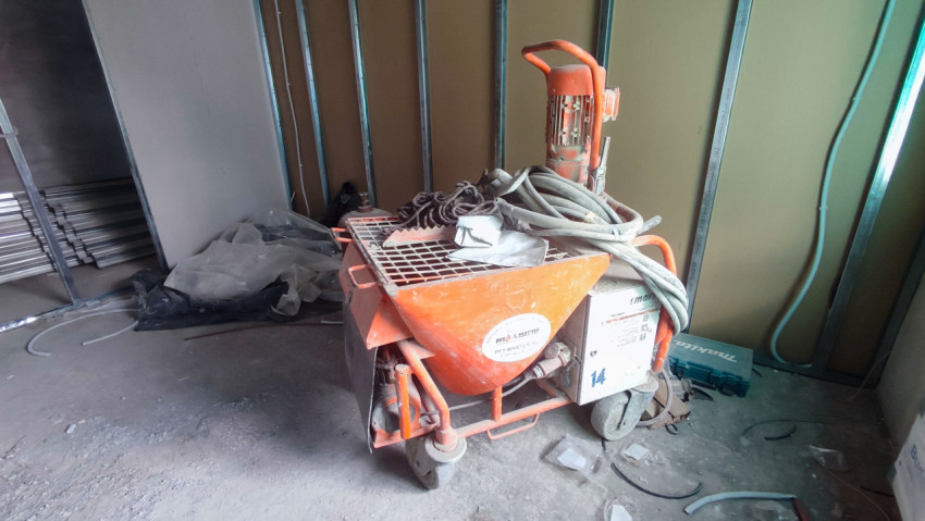 Строительная штукатурная станция на объекте внутренней отделки