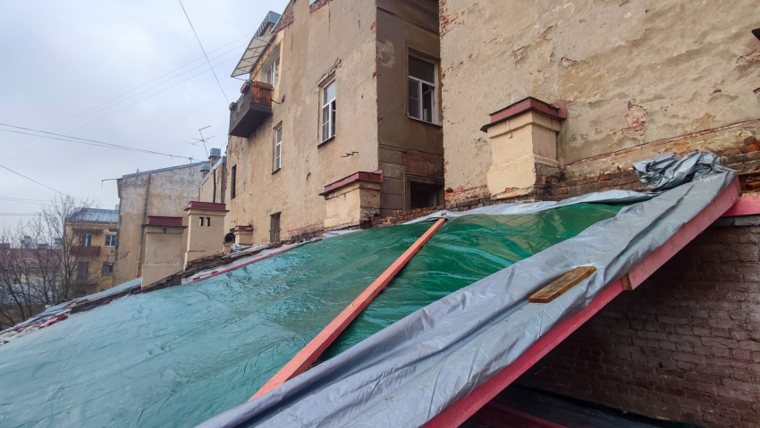 Ремонт старой крыши жилого дома с кирпичными дымоходами