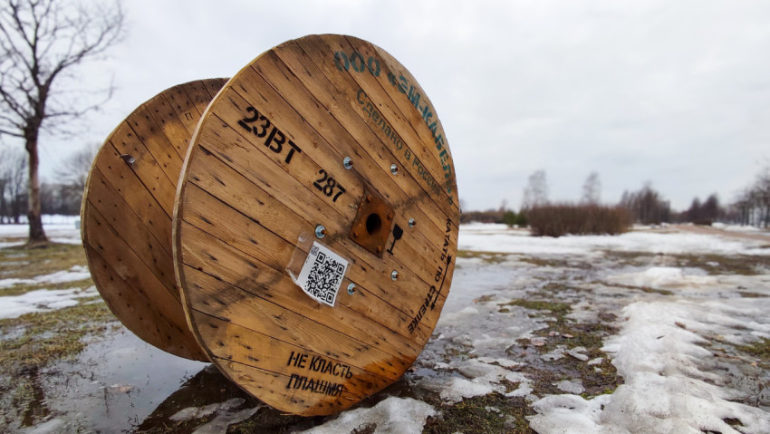 Деревянный барабан с маркировкой на снегу в парке
