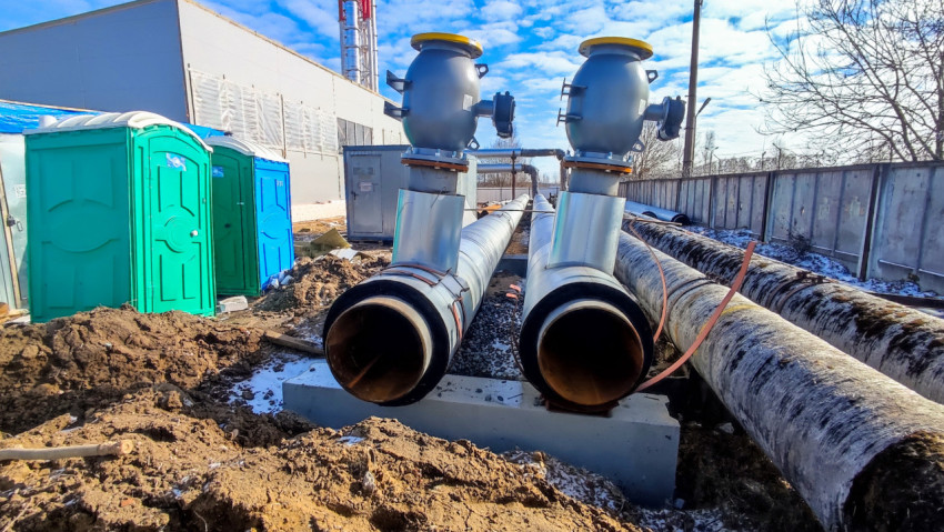 Выход теплотрассы из котельной с тепловой арматурой