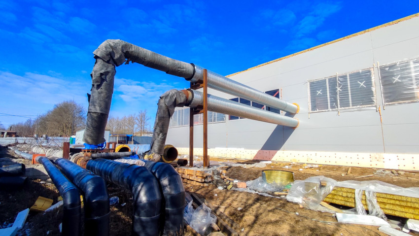 Монтаж теплотрассы с выводом труб из котельной