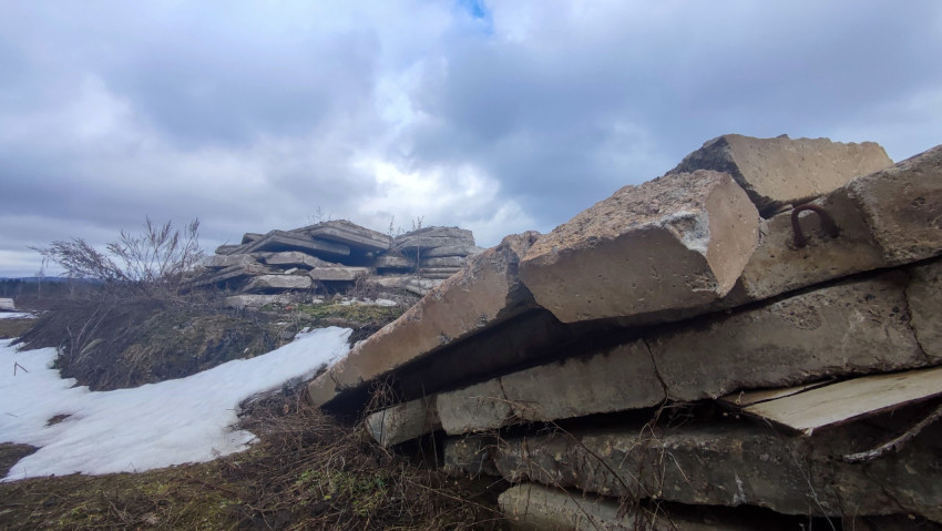 Складированные бетонные блоки на открытой площадке в зимний сезон