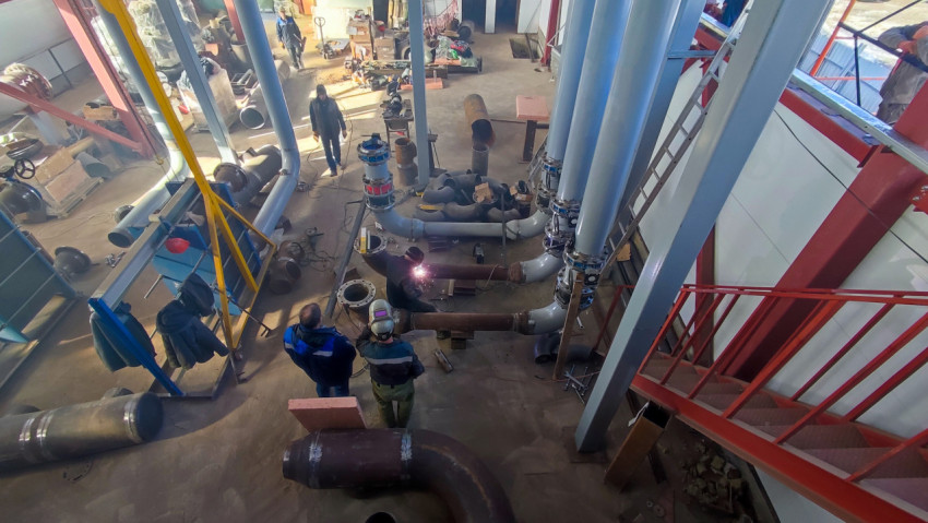 Монтаж трубопроводов в котельной с участием сварщиков