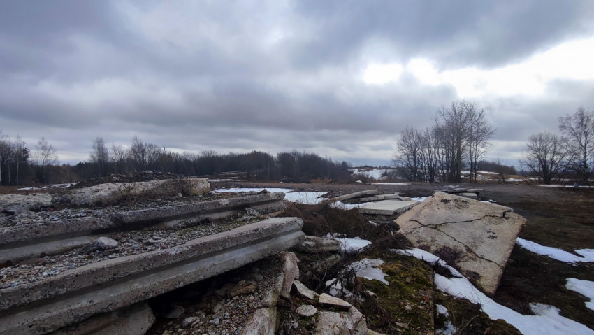 Разрушенные бетонные плиты на фоне зимнего пейзажа