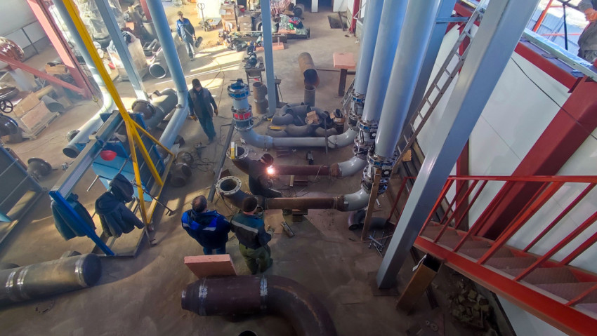 Процесс сварки трубопроводов котельной изнутри цеха