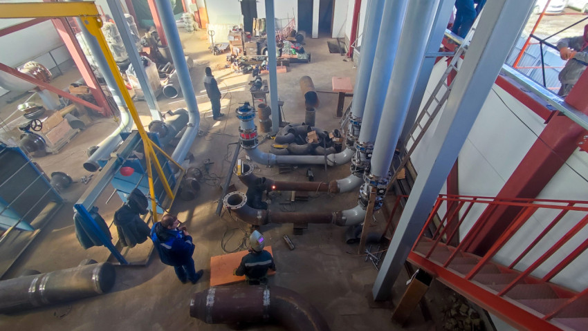 Цех котельной с установленными магистралями трубопроводов