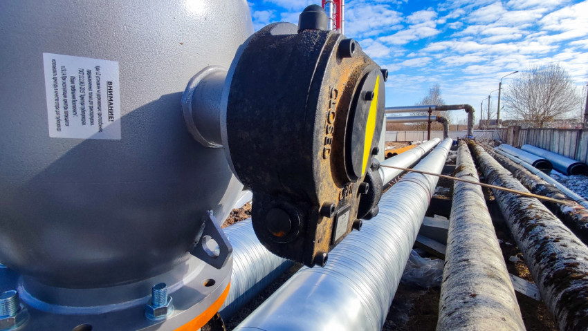 Промышленный клапан с маркировкой «CLOSED» на теплотрассе