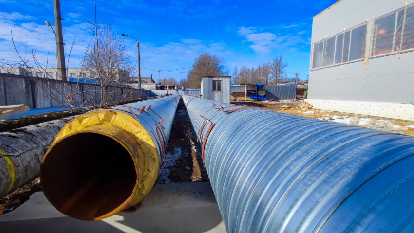 Металлические трубы теплотрассы с изоляцией возле котельной