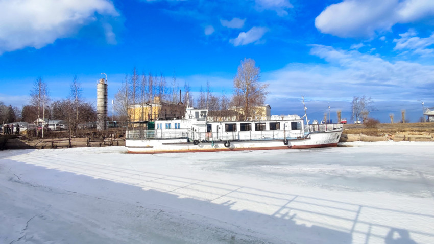 Судно на льду у промышленных зданий