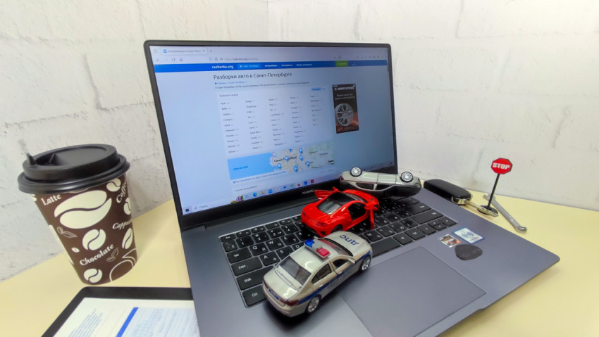 Рабочее место с ноутбуком Huawei и моделями машин