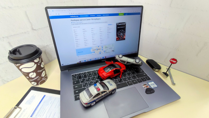 Модели машин и ноутбук с открытым сайтом авторазборок