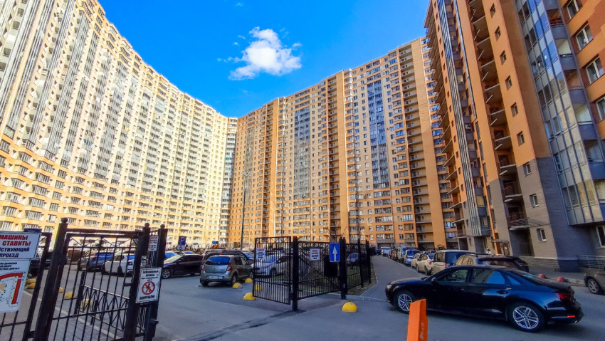 Въездная зона комплекса «Новый Оккервиль» с парковочными местами