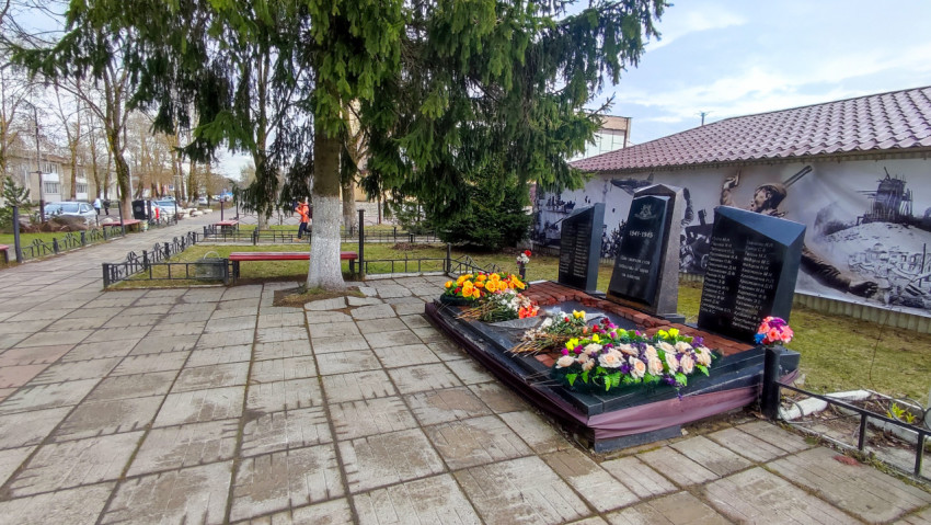 Мемориал участникам войны в городском сквере