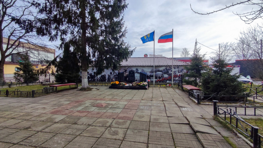 Мемориальная площадка с флагами и памятными плитами