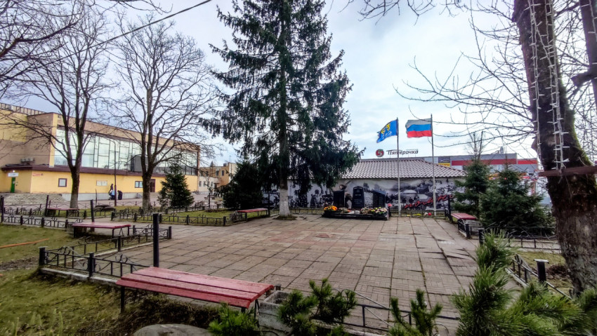 Мемориальная площадь с флагами и памятными плитами