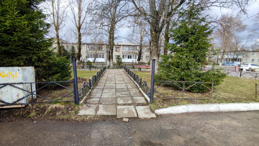 Центральная аллея мемориального сквера с тротуарной плиткой