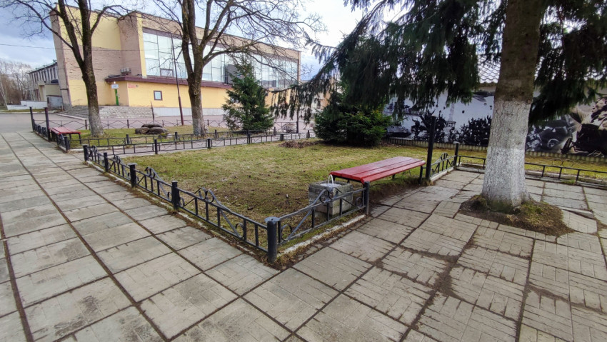 Пешеходная зона мемориального сквера рядом с общественным зданием