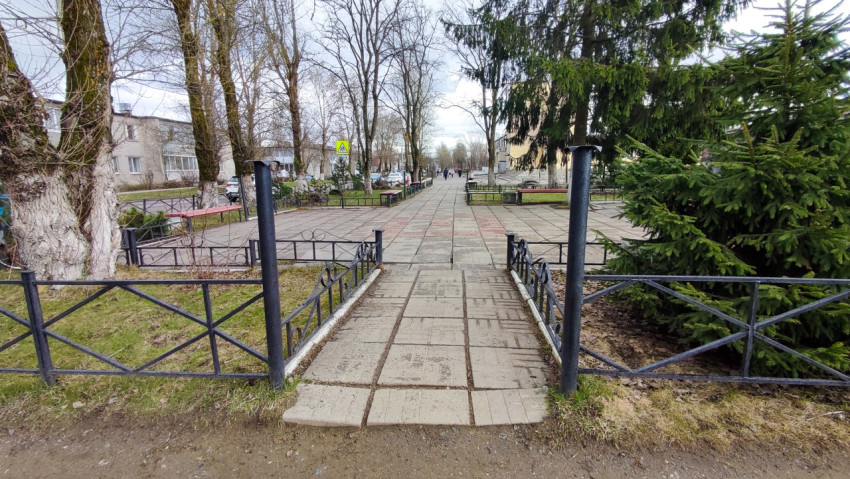 Входная дорожка в городской мемориальный сквер