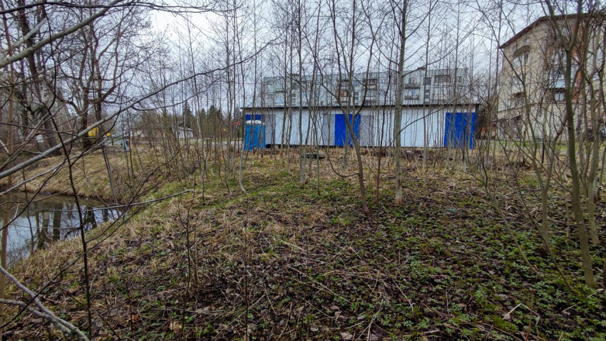 Гаражные боксы у береговой линии небольшой канавы