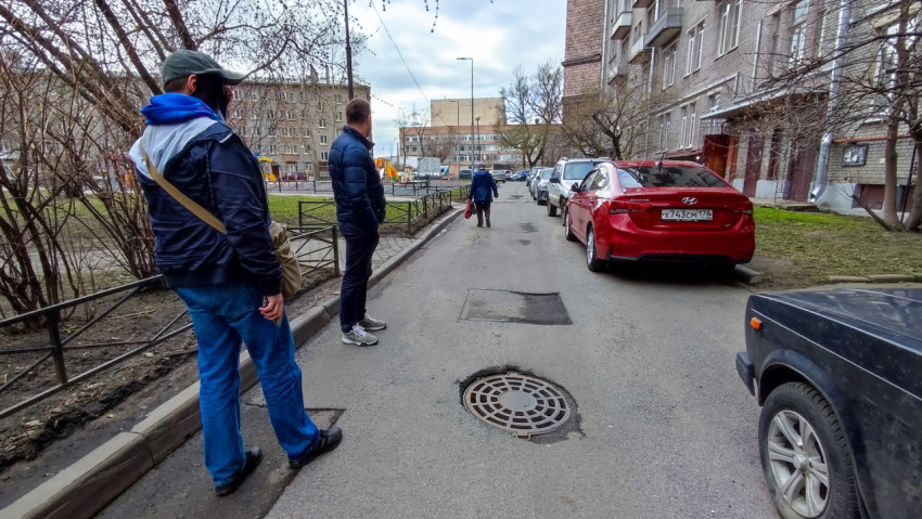 Дворовая дорога с люком ливневки и прохожими