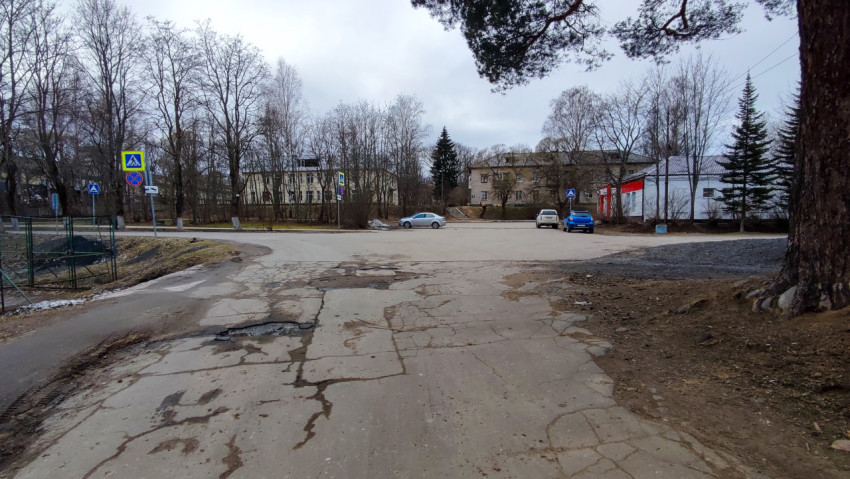 Расширение дороги в небольшом посёлке с парковкой и пешеходными зонами