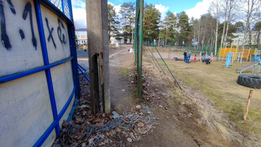 Проход между ограждением и спортивной зоной