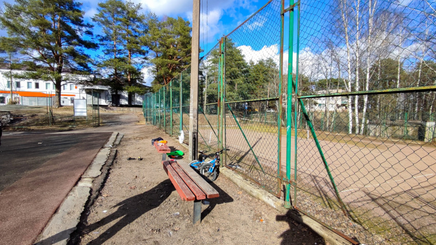 Спортивная площадка с ограждением и скамейкой