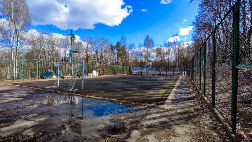 Уличная спортивная площадка с баскетбольными кольцами
