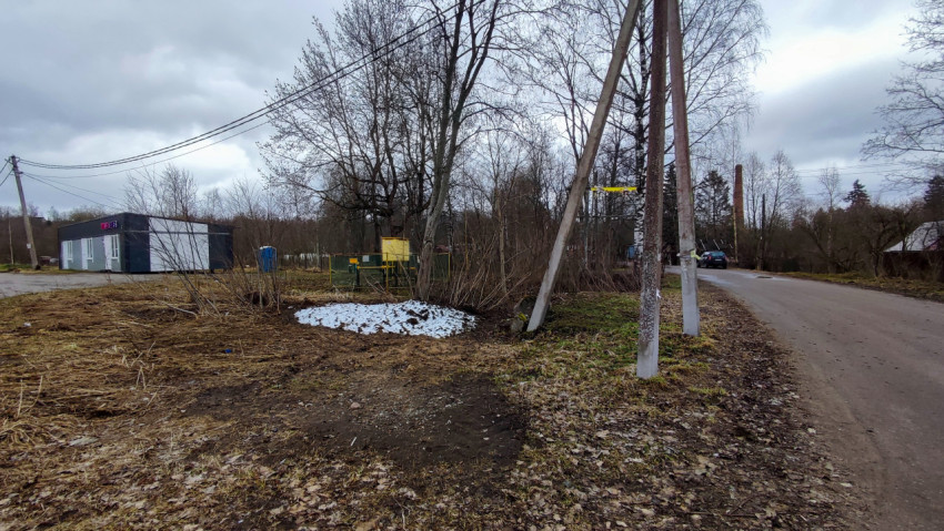 Загородная дорога у магазина и газораспределительного пункта