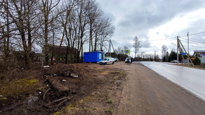Передвижной офис у загородной дороги