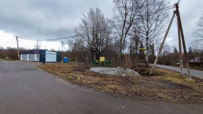 Модульное здание и участок коммуникаций у загородной дороги