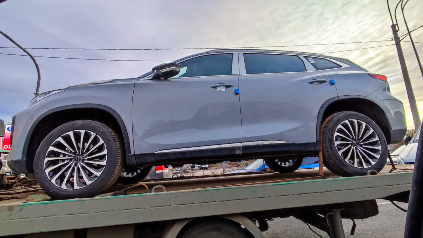 Легковой кроссовер на эвакуаторе в процессе транспортировки