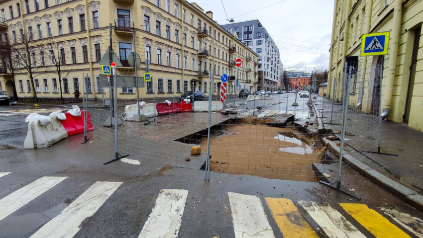 Ограждённый провал на перекрёстке возле исторической застройки