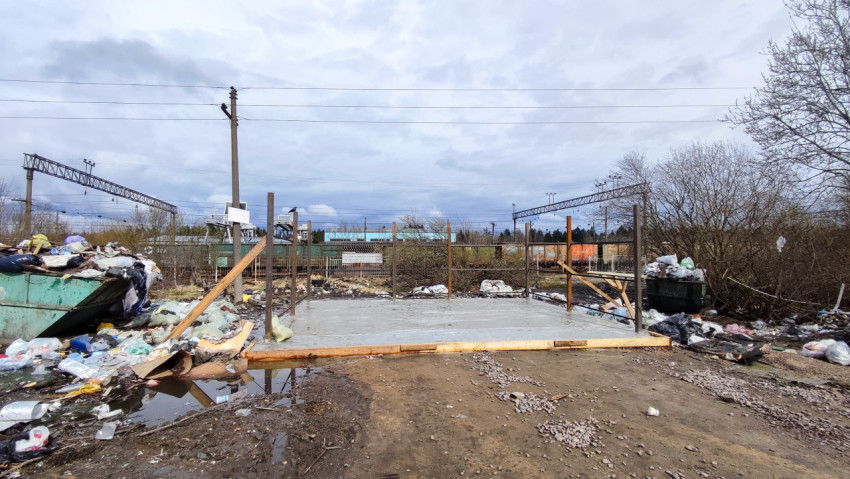 Строительная площадка возле железнодорожных путей с металлическим каркасом