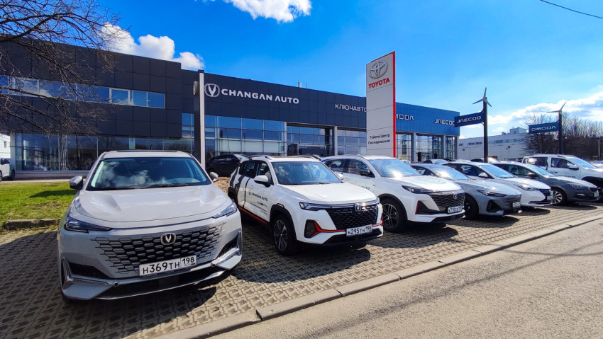 Витрина автосалона Changan Auto с новыми моделями