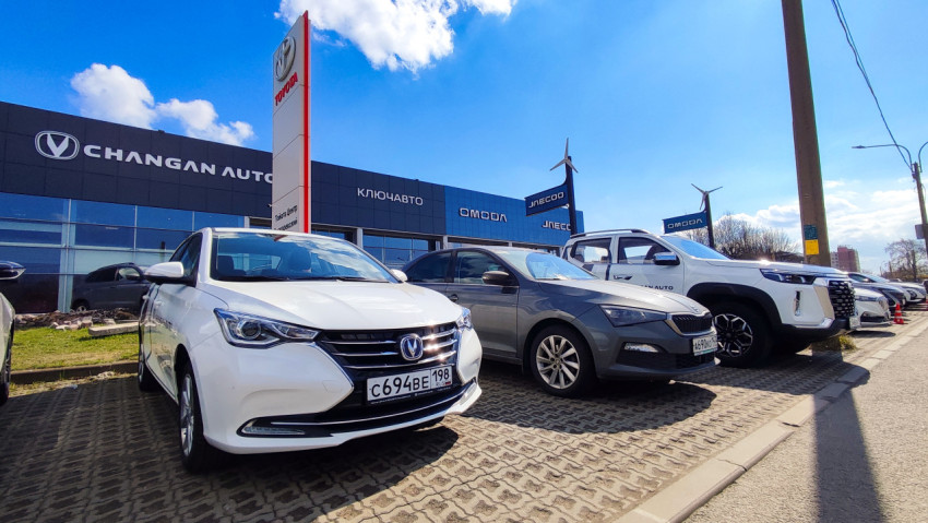 Автомобили Changan и Omoda у автосалона Ключавто