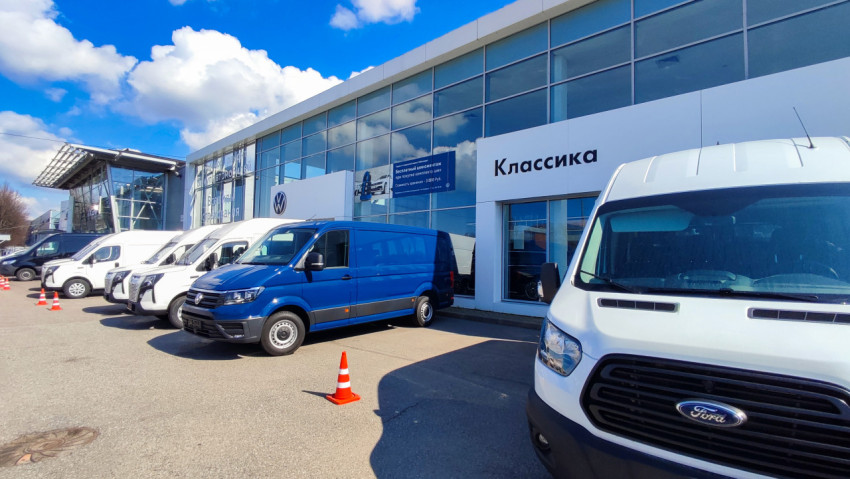 Ряд коммерческих фургонов у автосалона Volkswagen
