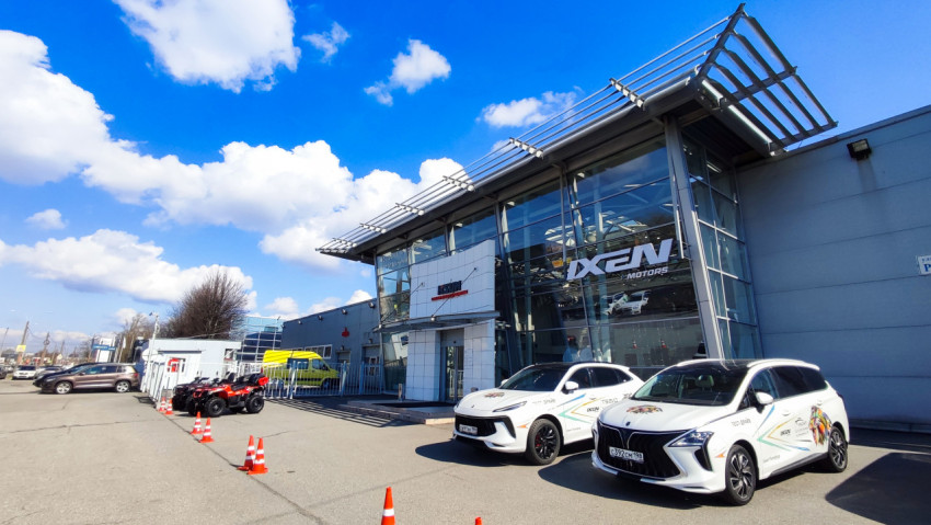 Автосалон EXEED и XEN Motors с выставочными автомобилями