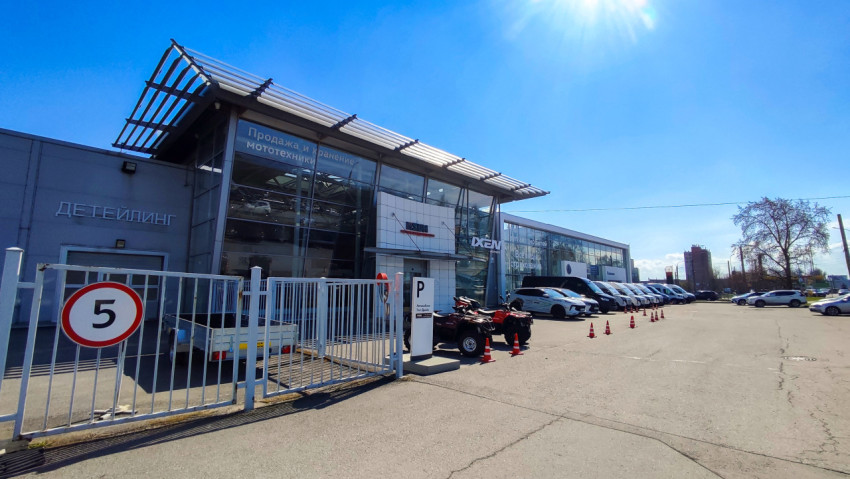 Здание мотосалона с демонстрационной площадкой