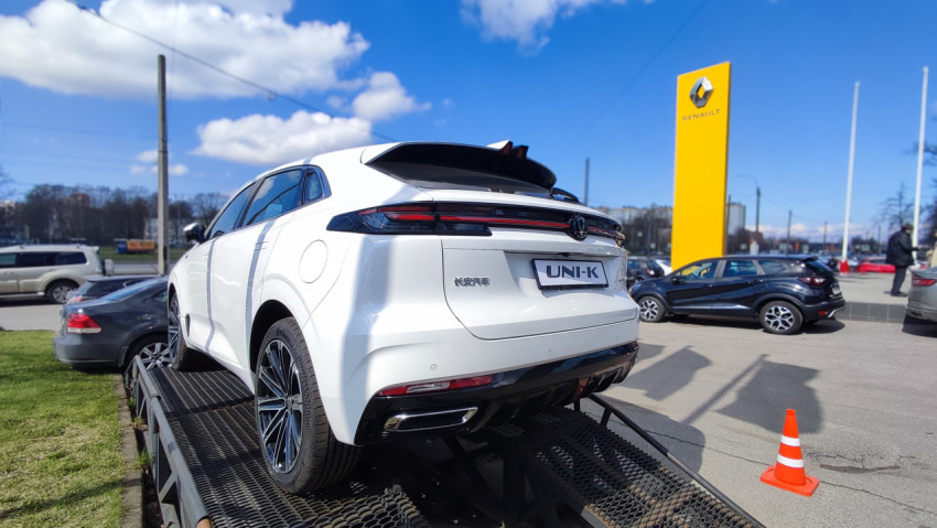 Белый Changan UNI-K на подиуме у автосалона Renault