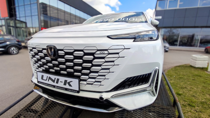 Передняя часть автомобиля Changan UNI-K с решёткой радиатора