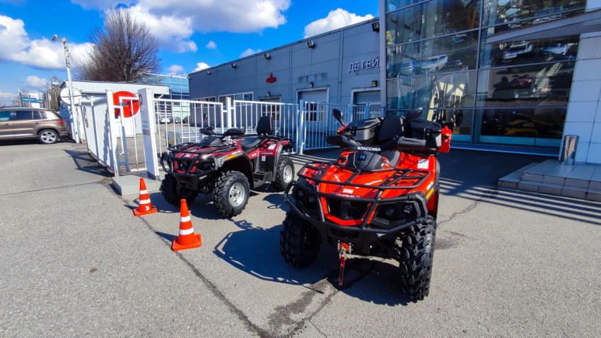 Квадроциклы перед зданием мотосалона