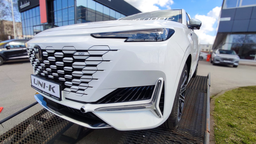 Кроссовер Changan UNI-K с передней решёткой и фарами